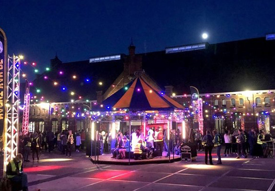 Soirée d'entreprise avec guirlande sur structure ASD